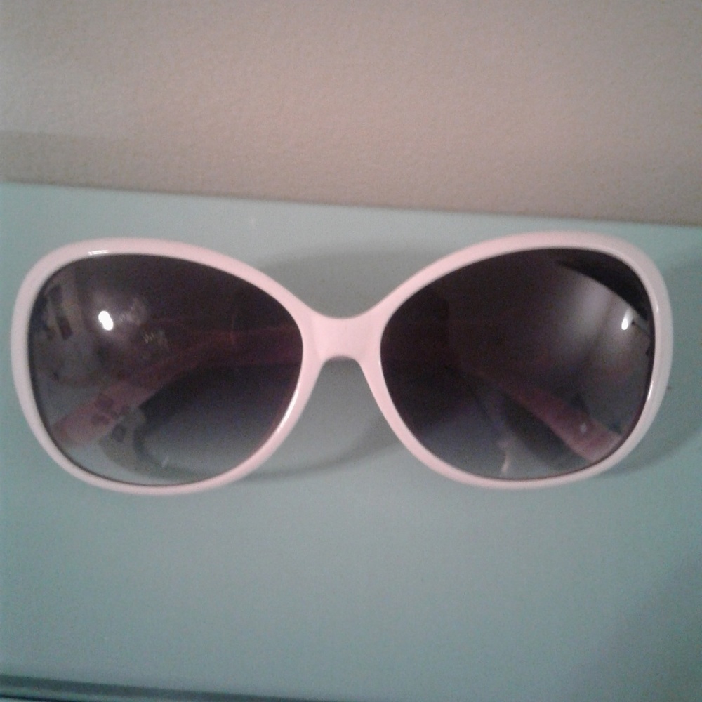 BRAND NEW WOMAN'S SUNGLASSES WHITE
